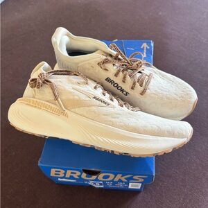 New Brooks Adrenaline GTS 25 Running/Walking Sneakers with Leopard Laces